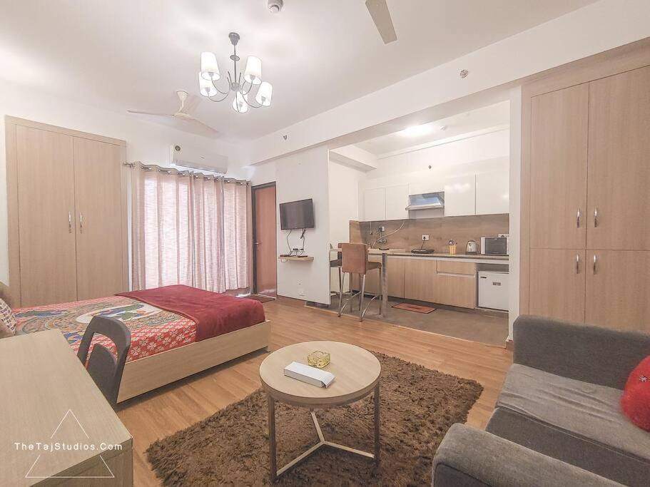 Top Luxury & Couple Friendly Stay Gp By Taj Suites & Studios #New Year Party & Stay Noida Exteriér fotografie